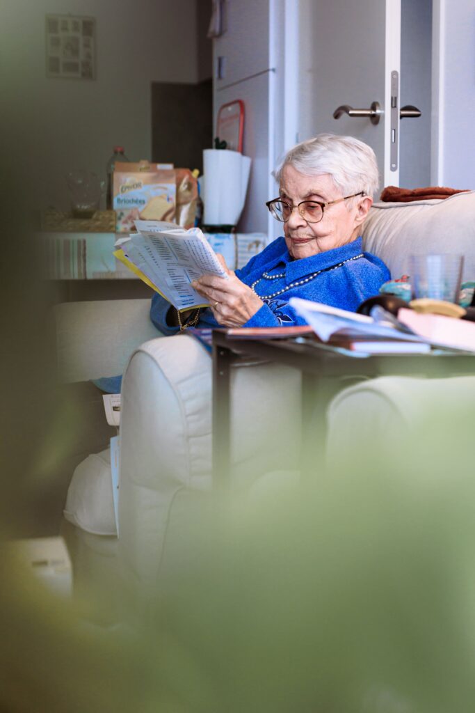 grand-mère qui lit un journal en photo