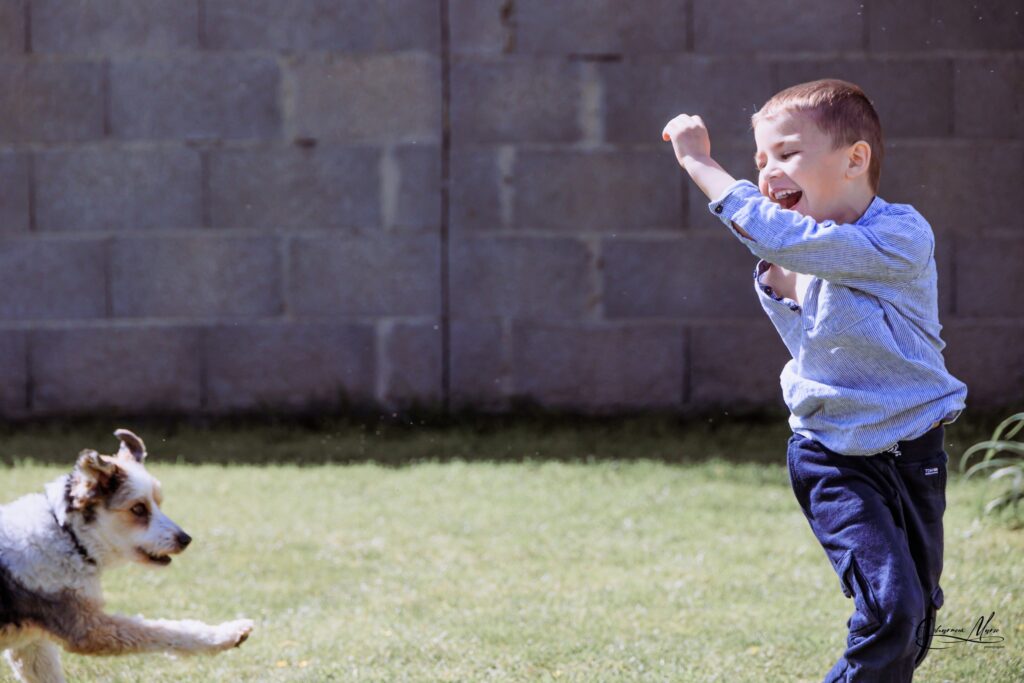 exemple photographie enfant qui rit dans un jardin guemene-penfao